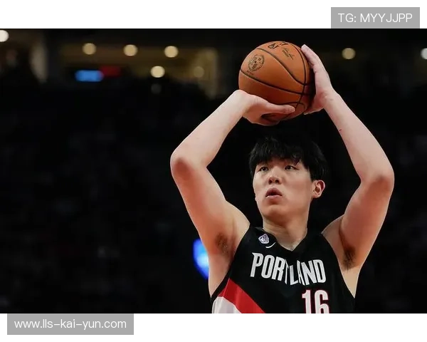 杨瀚森架炮命中NBA生涯首记三分，雷霆新秀获主场欢呼