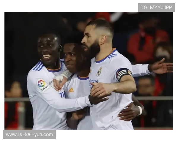 维尼修斯禁区摔倒引争议，裁判专家认为其应吃黄牌